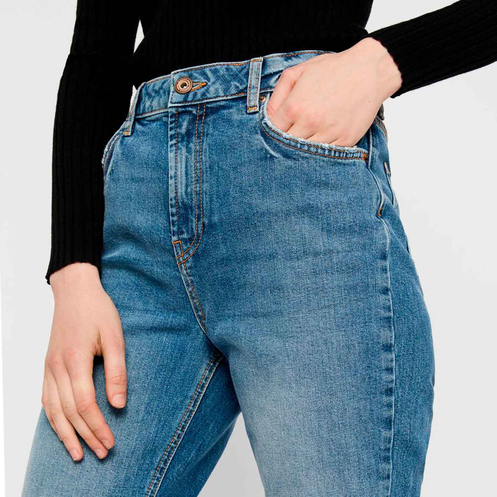 leah-mom-jeans-3