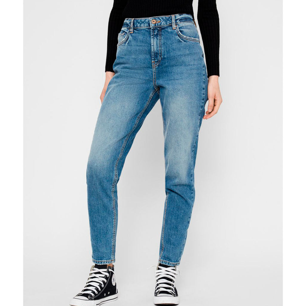 leah-mom-jeans